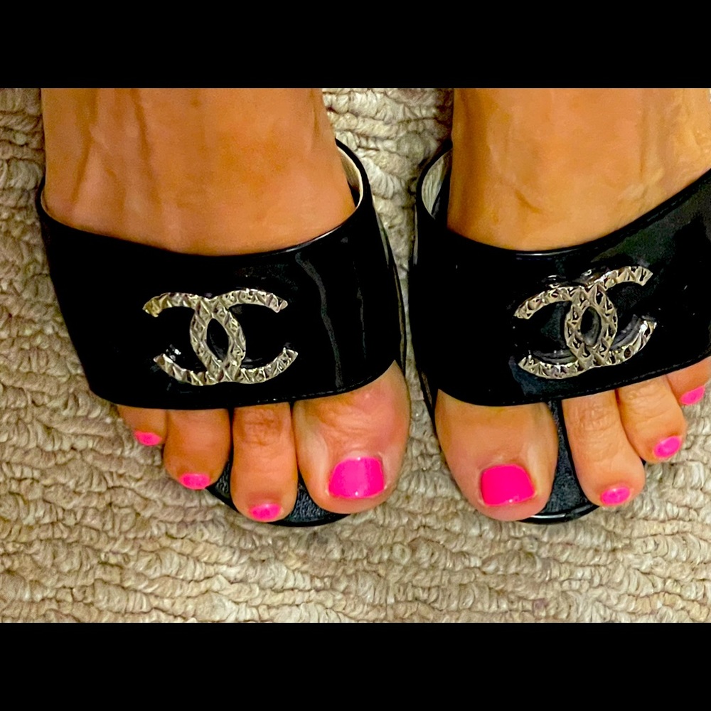 AUTHENTIC CHANEL LOGO SHOES🔥🔥